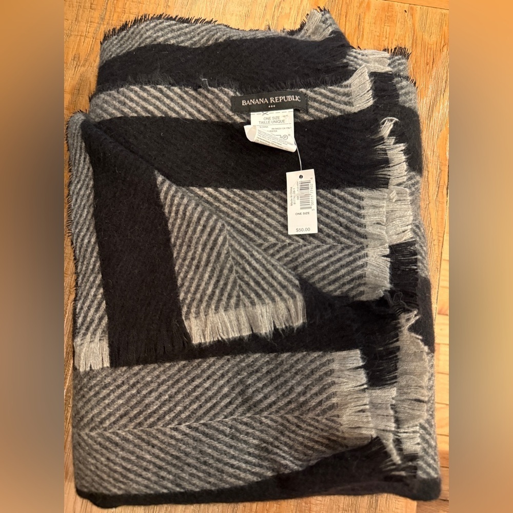 Banana Republic Black Gray Scarf Shawl Wrap Supe Soft Cozy Lagenlook NWT